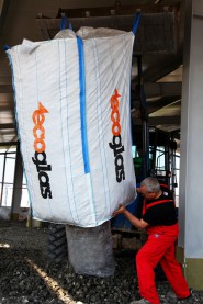 ... oder in BigBags mit Schüttvorrichtung