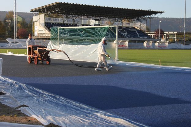 Hermann Kutter Aufbringung einer blauen Spritzbeschichtung in Tuttllingen