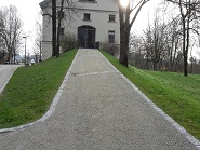 rückseitige Hauszufahrt in Freising mit Gefälle, als Stabilizer Weg mit Querentwässerung