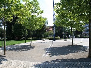 Stadtplatz Eichenau mit Ahornbäumen und hellgrauer Stabilizer-Wegedecke