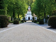 Hauptweg Waldfriedhof Illertissen als Stabilizer Wegedecke mit Pflasterfassung