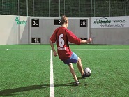 Fußballspieler trainiert seine Schusstechnik an der Kickbacks-Torwand.